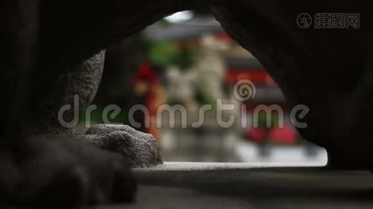 东京坎达神社的石像守护犬视频