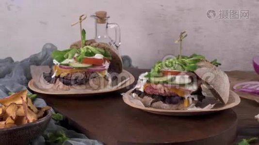 新鲜蔬菜和酸奶酱的健康素食汉堡视频