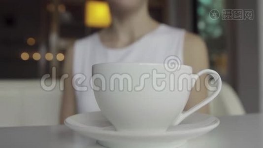 女人喝热咖啡视频