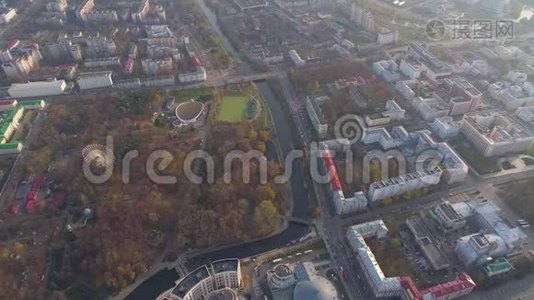明斯克空中无人机拍摄城市中心公园秋天从上面的吸引人的娱乐视频