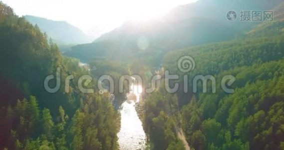 在阳光明媚的夏季早晨，低空飞行在带岩石的新鲜快山河上。视频