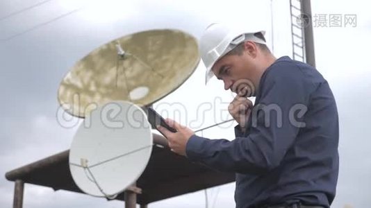 电信互联网连接概念行业生产站概念.. 电视台工人工程师视频