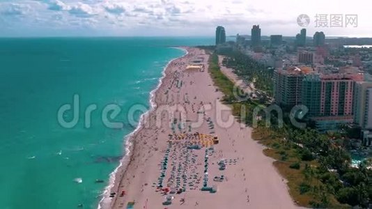 迈阿密，佛罗里达州，美国-2019年5月：空中无人机全景飞行迈阿密海滩。 南海滩沙子和大海从上面。视频