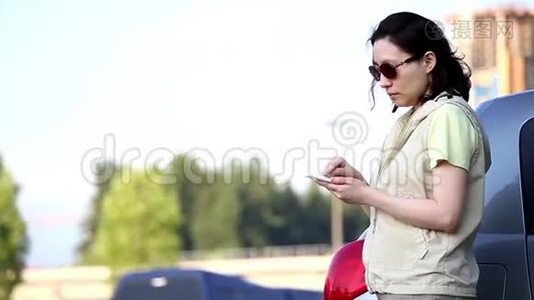 女阅读手机留言.视频