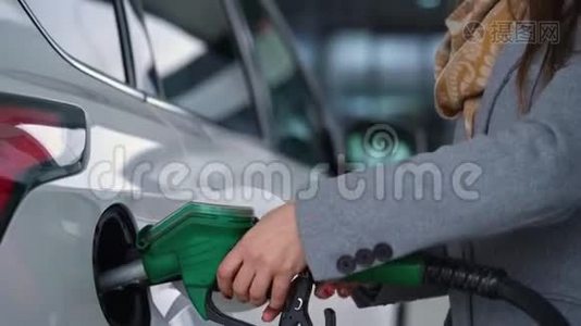 在加油站的一个特写镜头里，女人往车里灌汽油视频