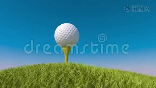 草地上的高尔夫球。 晴天视频