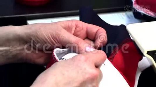 裁缝缝在缝纫机上视频