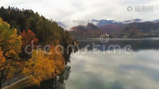 著名湖泊的鸟瞰与小岛和玛利亚朝圣教堂流血视频