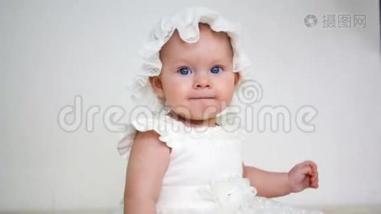 穿白色连衣裙戴头巾的女婴视频