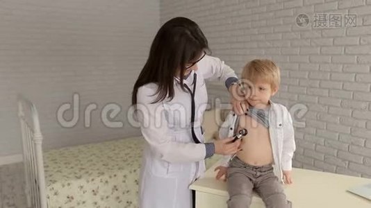 医生用听诊器检查一个小男孩。视频