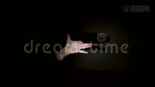小女孩正在黑暗的房间里看一本带手电筒的书视频