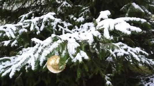 雪地里的圣诞装饰品视频