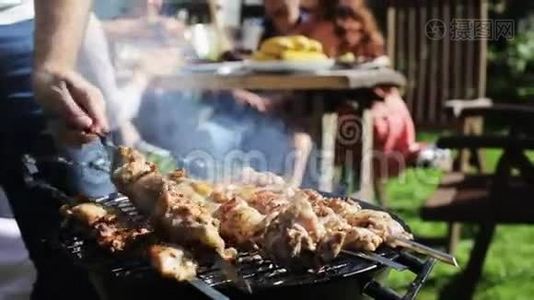 男子烧烤架烧肉夏季聚会视频