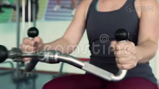 健身女子运动服训练视频
