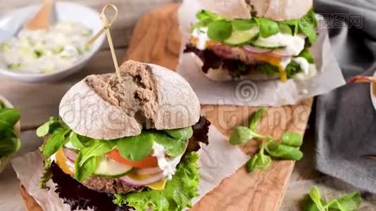 新鲜蔬菜和酸奶酱的健康素食汉堡视频