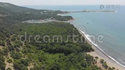 大海上海湾的顶部景色。 空中射击视频