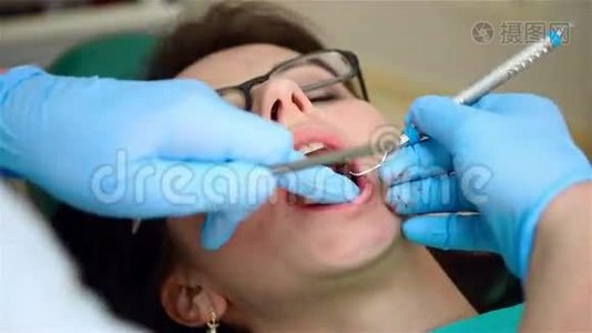 牙医的女人视频