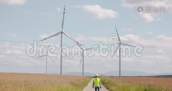 工程师使用数字平板电脑视频