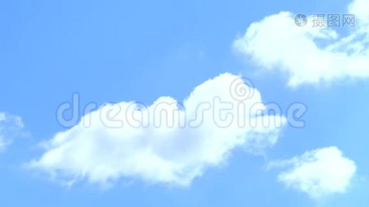 下午白云在蓝天上移动的视频。视频