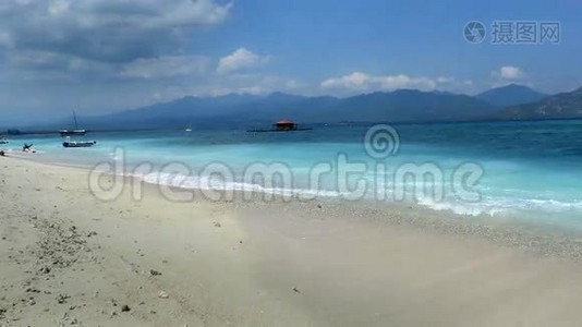美丽的海滩与绿松石海在吉利航空印度尼西亚视频