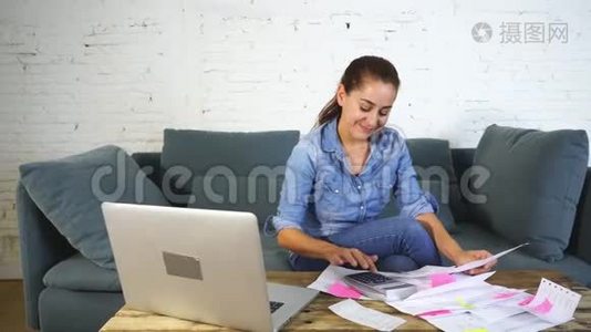 女人计算和支付账单视频