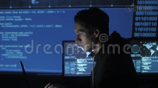 Geek黑客程序员正在电脑安全中心工作，里面放满了显示屏。视频