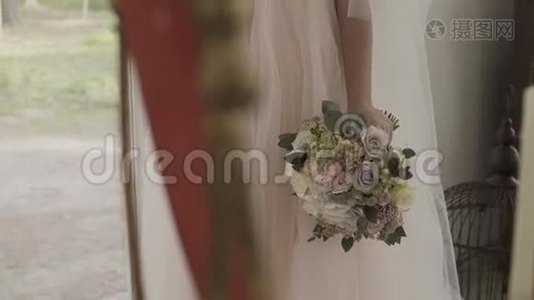 新娘穿着蕾丝连衣裙，捧着美丽的白色婚礼花束。视频