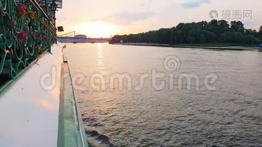 4K. 日落前，这艘船在宽阔的Dnieper河上开着大桥视频
