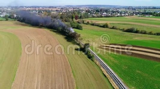 蒸汽旅客列车在阿米什农村喷出烟雾，如无人机所见视频