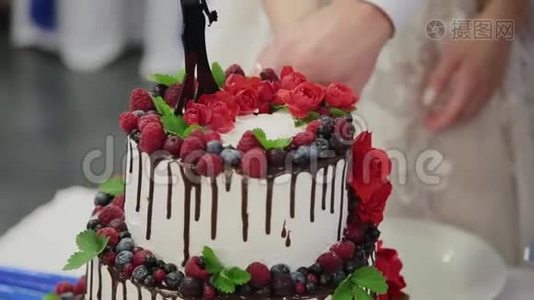 一对同性恋夫妇在婚礼上的婚礼蛋糕，摄影师拍摄。 婚礼晚会视频