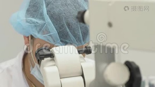 医生用过显微镜。 牙医在现代牙科诊所治疗病人。 正畸医生与助理一起工作。 行动视频