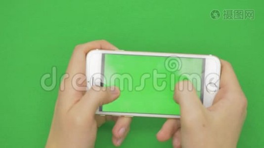 在绿色屏幕上使用智能手机，有各种手势，水平，关闭绿色屏幕视频