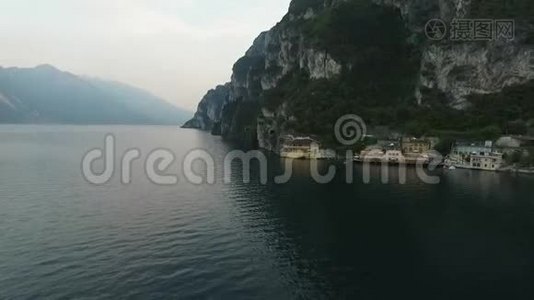 意大利群山环绕的美丽的加尔达湖全景。 无人机视频拍摄视频