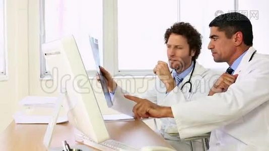 坐在办公桌前的医生在谈论X射线视频