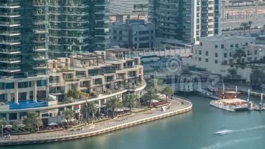 豪华的迪拜滨海运河，有过往船只和时间走廊，迪拜，阿拉伯联合酋长国视频