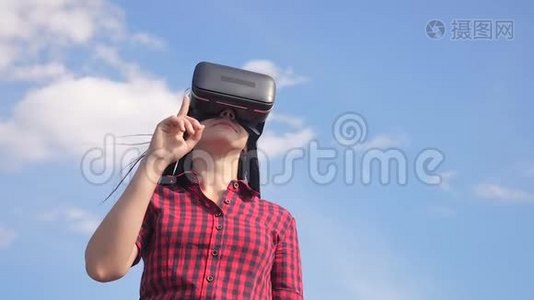 增强女性未来现实设备创造虚拟空间概念慢运动视频。 虚拟数字眼镜女孩视频