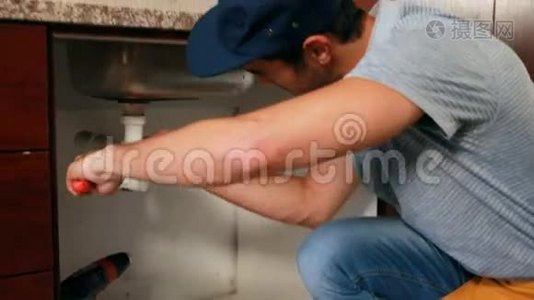修理水槽的人视频