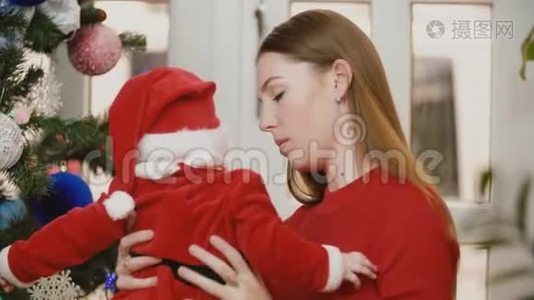 妈妈带着孩子在圣诞树旁视频