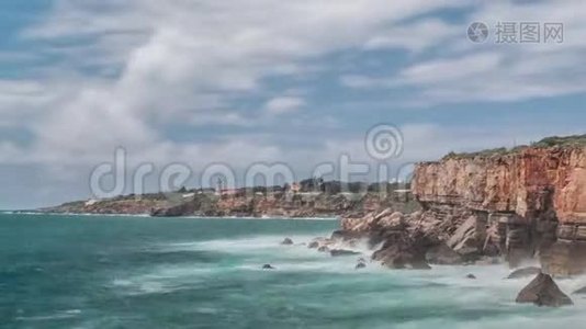 危险的海浪冲进悬崖，葡萄牙魔鬼嘴博卡多地狱视频