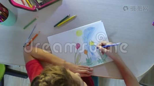 小女孩在桌子上画画。 在室内用铅笔作画的女孩少年视频