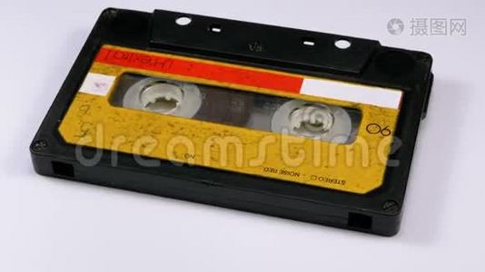 音频盒式磁带在白色背景上旋转视频
