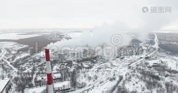 鸟瞰：工业工厂的空气污染。 肮脏工厂的管道向天空和大气排放烟雾。 地球仪的原因视频