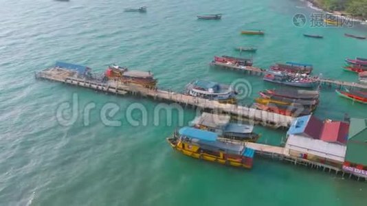 柬埔寨西哈努克城附近的苏荣岛，码头和五颜六色的长尾船的鸟眼景观视频