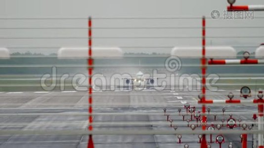 雨天飞机起飞视频