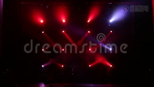 音乐会上彩灯. 舞台灯光和烟雾。视频