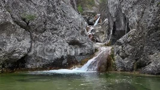 河流在岩石之间流动视频