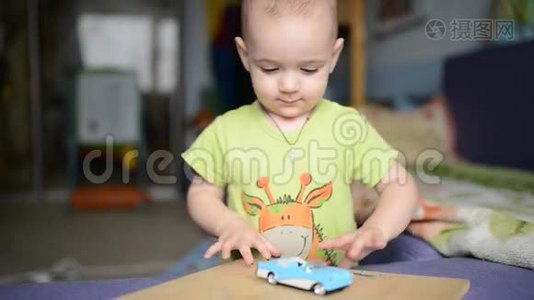 幼儿男孩玩玩具汽车视频