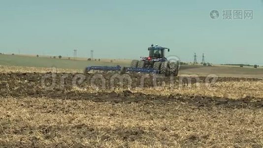 拖拉机在极近的地方耕种土地视频