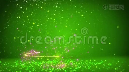绿色的大圣诞树从发光发亮的粒子在左边。 带有复制空间的圣诞背景冬季主题视频