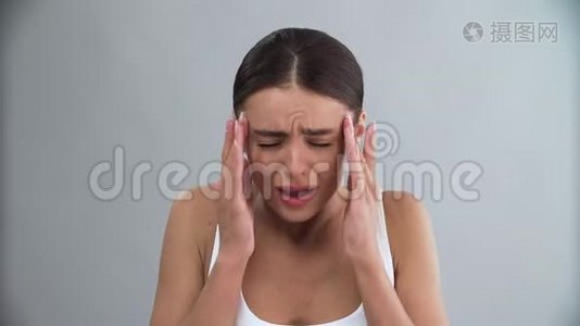 有头痛的女人。 女性偏头痛的肖像视频